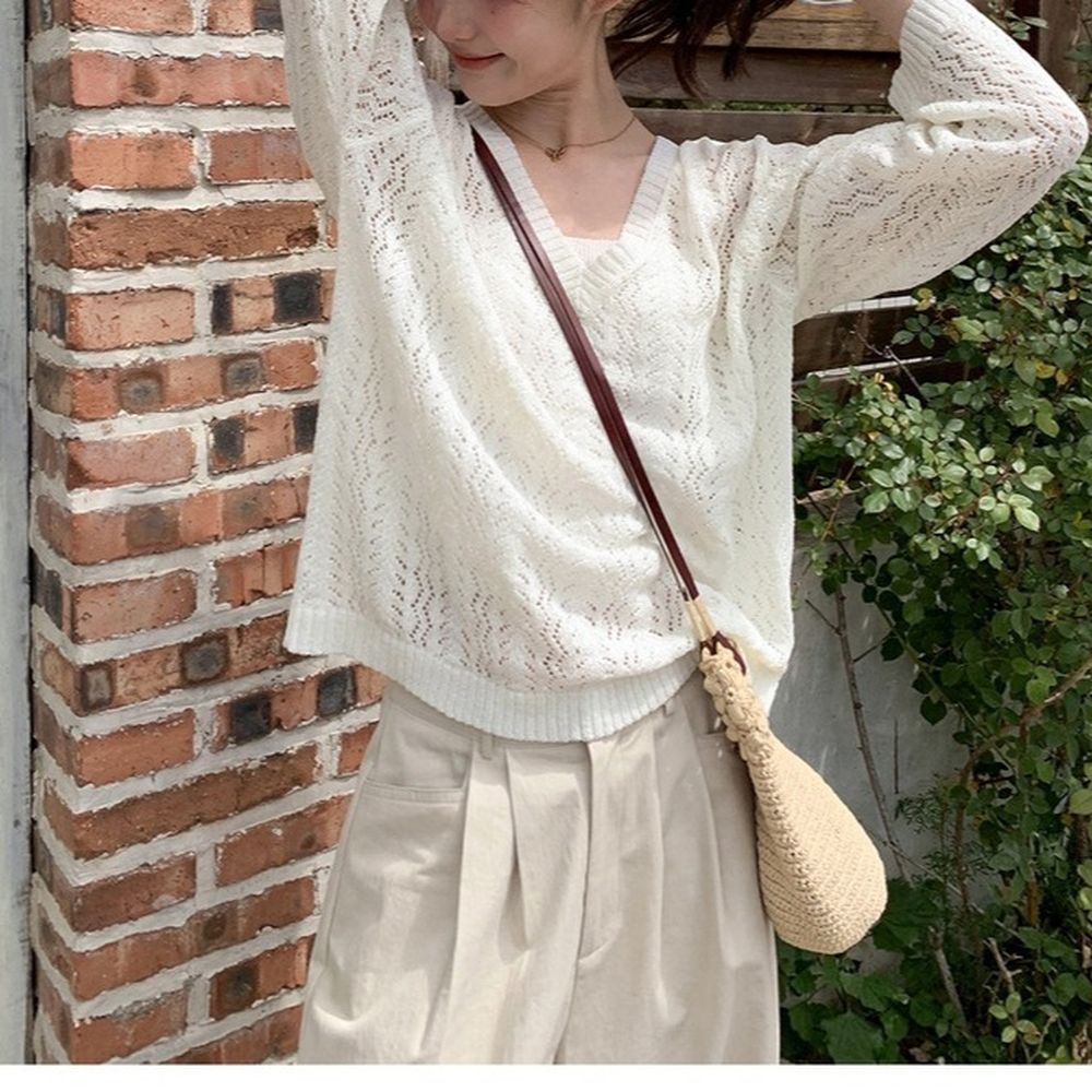 Women's Hollow Small V-Neck Knitted Blouse